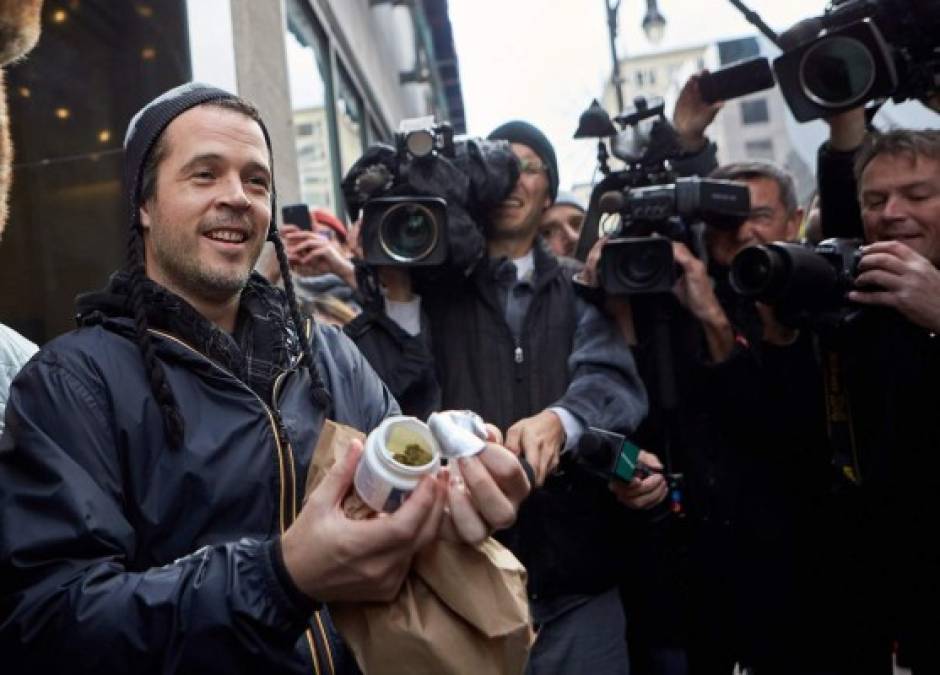 Uno de los primeros clientes mostró a los medios el cannabis que acababa de comprar en una tienda en Montreal esta mañana.