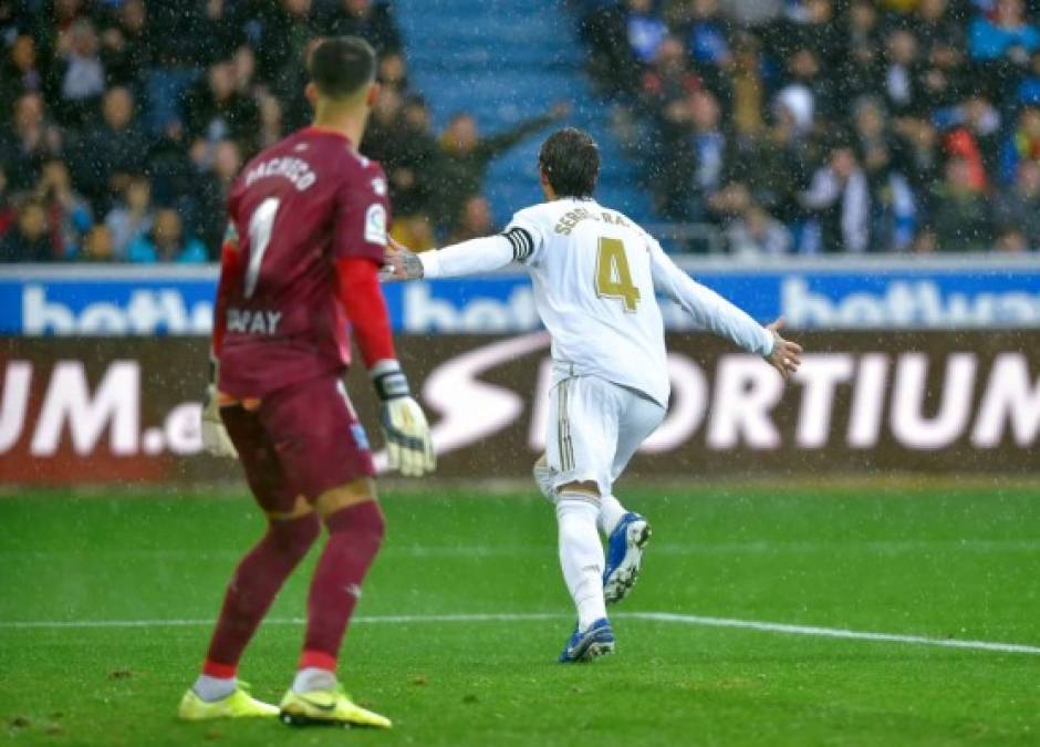 Sergio Ramos corre a celebrar su gol contra el Alavés.