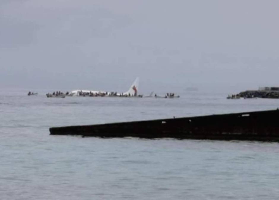 El Boeing 737 se salió de la pista de aterrizaje y terminó en la laguna de arrecife.