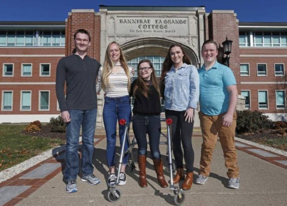 Kelsey, Natalie, Nathan, Joel y Alexis asisten actualmente a la Universidad Hannibal-LaGrange en Missouri, que ofreció a todos los niños becas cuando nacieron.