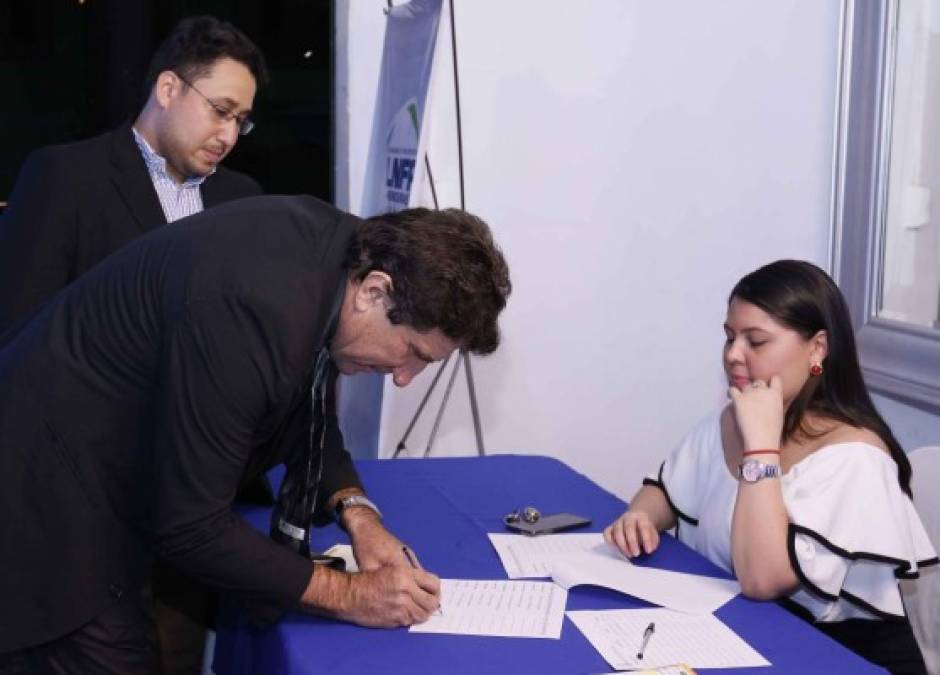 Héctor Vargas, entrenador del Marathón, llegó puntual al evento.