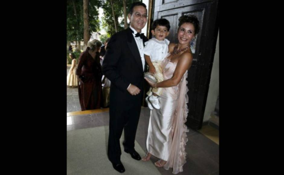 En una boda familiar con su esposo Rafael y su nieto Lisandro, elegantísima de rosa palo.