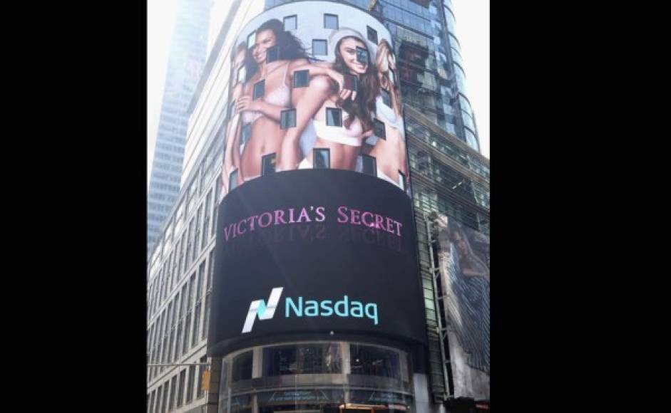 La publicidad de las modelos de Victoria's Secret se despliega en los rascacielos de Nueva York.