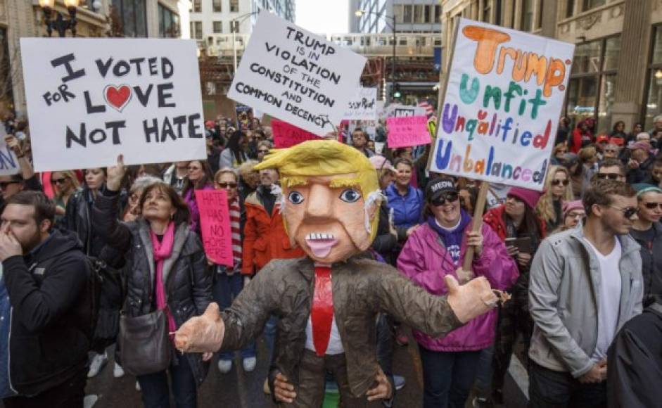 Una gran cantidad de muñecos con la imagen de Trump fueron elaborados por las manifestantes.
