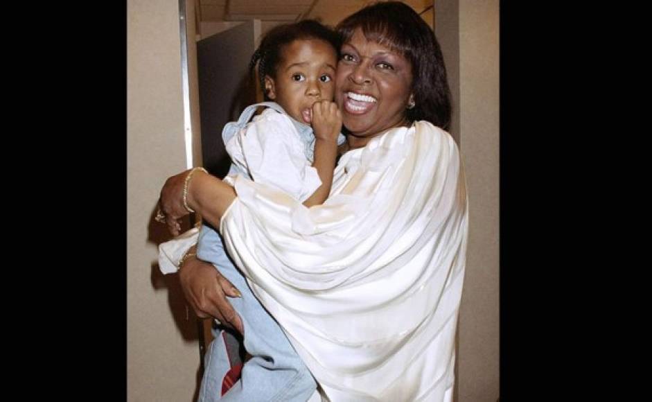 En los brazos de su abuela materna, Cissy Houston.