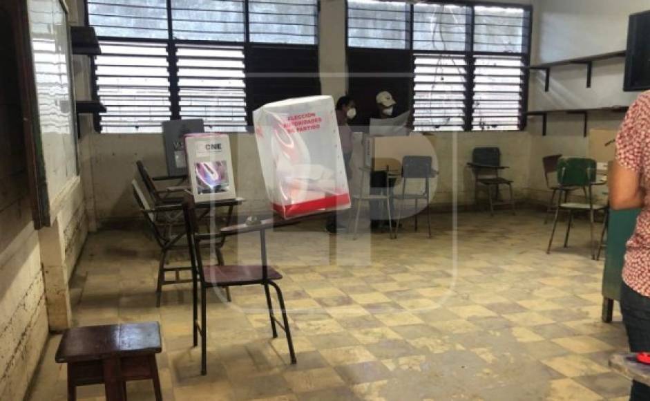 En la escuela Gabriela Mistral de La Lima, lograron abrir como centro de votación.