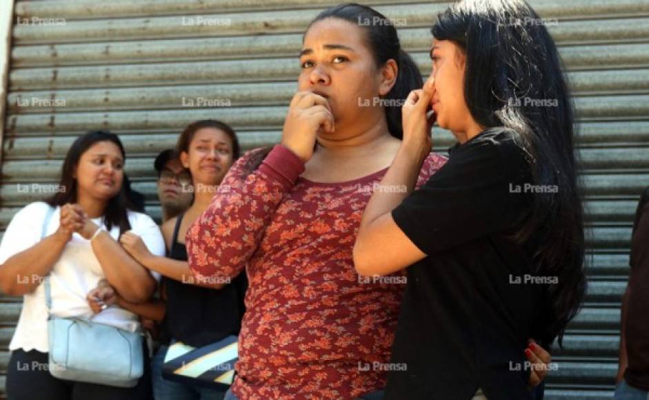 Decenas de personas llegaron desde tempranas horas hasta la morgue de Medicina Forense para reclamar su cuerpo. Sus restos están siendo velados en su vivienda en la colonia El Chimbo.