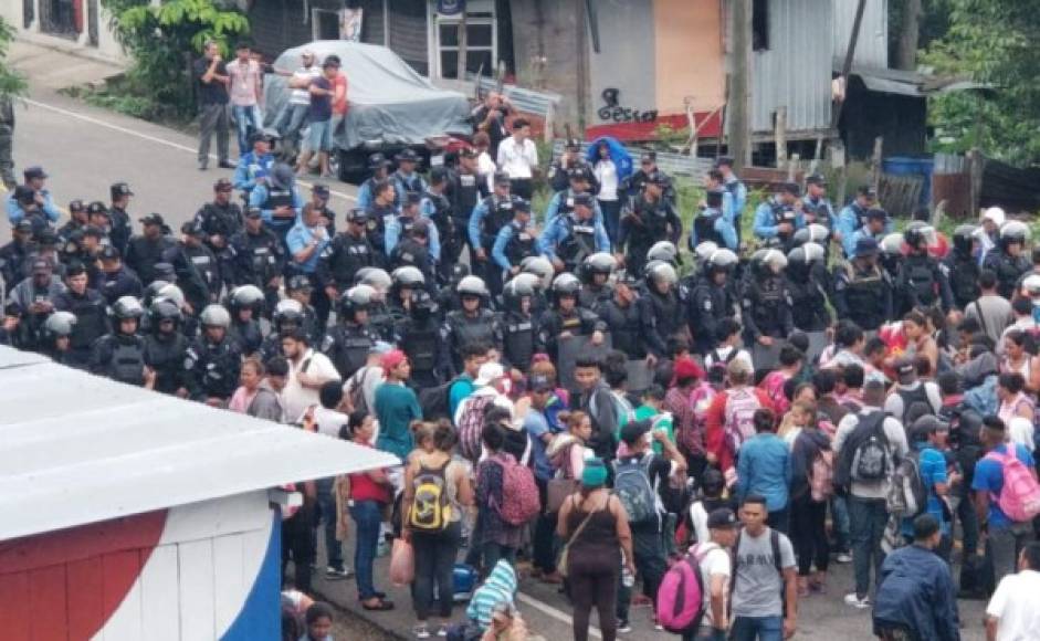 Luego de varios días, la primera caravana llegó hasta Agua Caliente frontera de Honduras con Guatemala. Allá los aguardaba un grupo de policías que los dejaron pasar sin problemas. Ya estaban en tierras guatemaltecas.