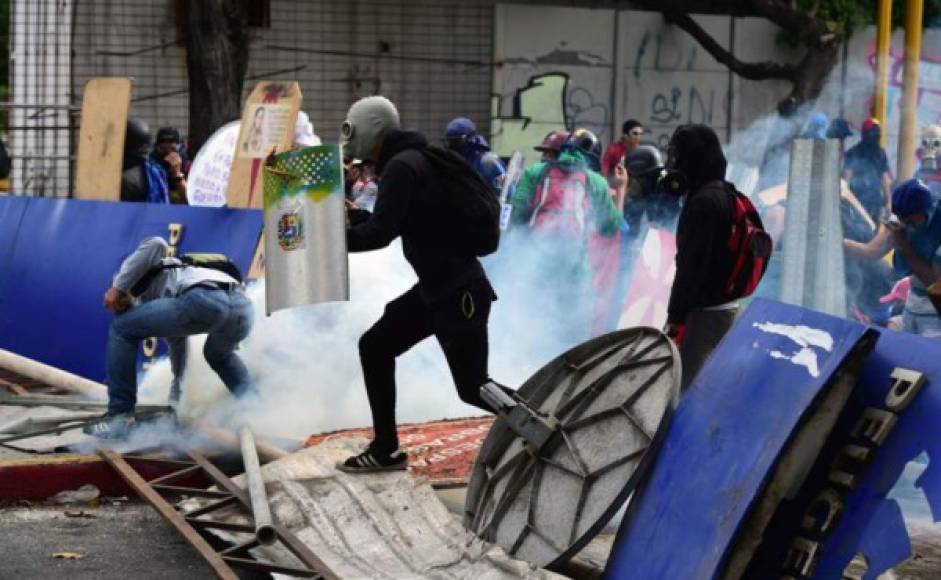 Un joven de 24 años murió por disparos y otros tres resultaron heridos durante una protesta en las afueras de Caracas, como parte de un paro convocado por la oposición venezolana contra el presidente Nicolás Maduro y su Asamblea Constituyente.