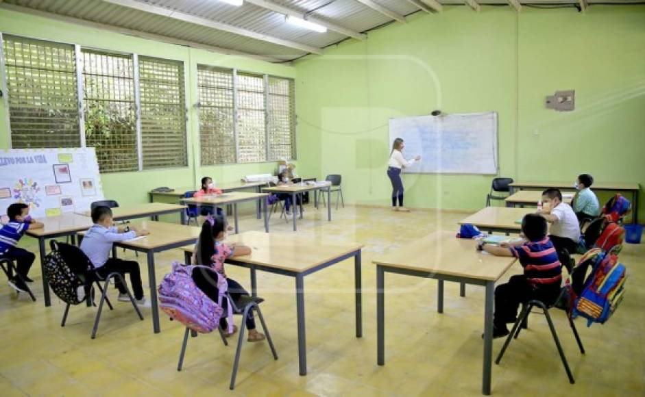 Las medidas de bioseguridad se dan desde el ingreso de los estudiantes a los centros, adonde no se permite la entrada de personas sin mascarilla, ni con temperatura corporal más alta de los 37 grados centígrados.<br/>Los horarios de clases presenciales no sobrepasan las dos horas continuas, no se dan recreos y los alumnos no pueden ingerir alimentos dentro de los centros de enseñanza para evitar que se quiten la mascarilla.En las aulas se acondicionaron los espacios para que no se excedan grupos de más de 10 alumnos. <br/>