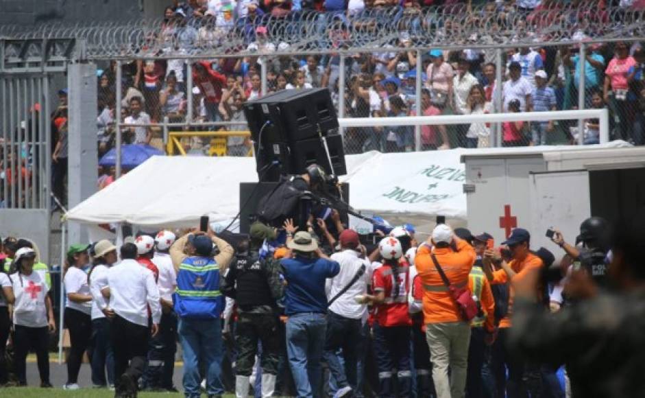 El paracaidista que portaba la bandera de Guatemala impactó contra uno de los altoparlantes del evento pero no resultó con mayores lesiones.