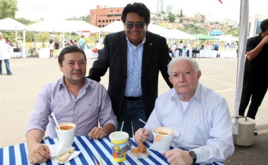 Abel Cárdenas con Luis y Plinio Castillo.