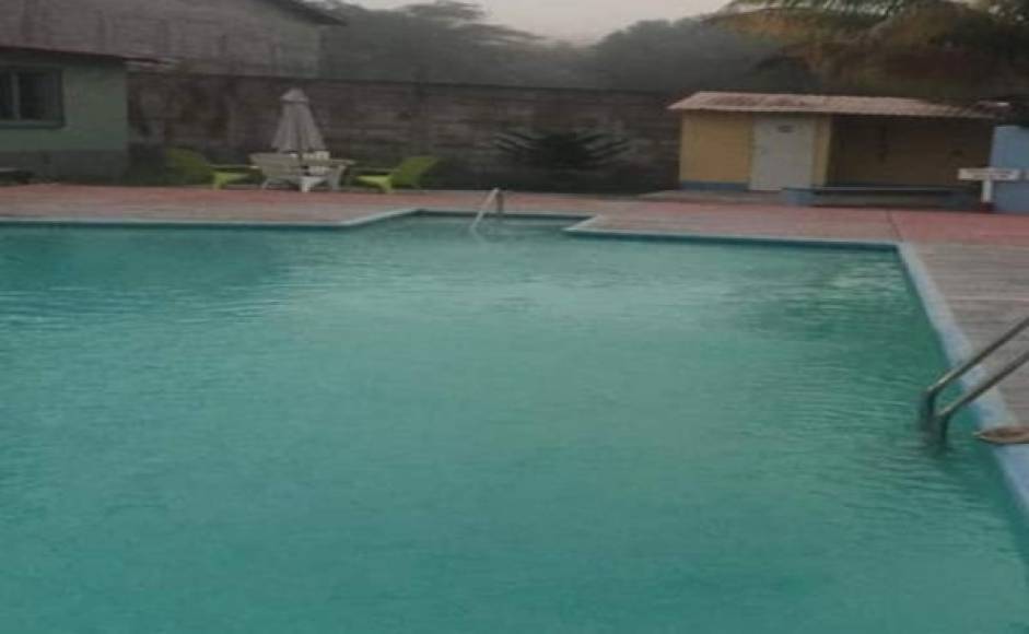 Esta es la piscina del hotel donde quedó sumergido su cuerpo; minutos antes estaba bebiendo alcohol.