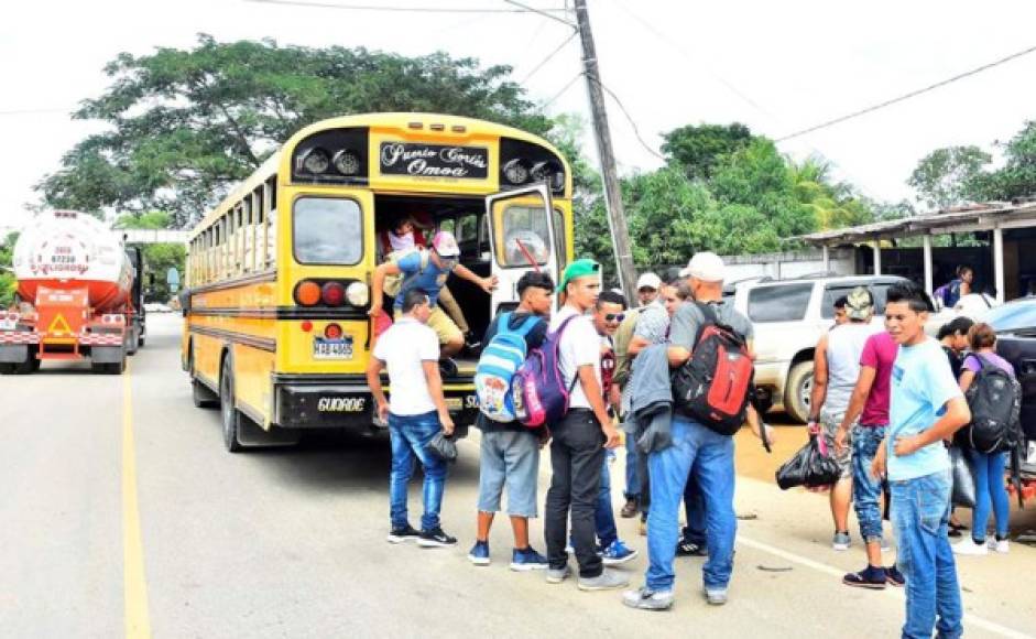 Al filo de la medianoche, cerca de la mitad del contingente salió caminando hacia Corinto.<br/>