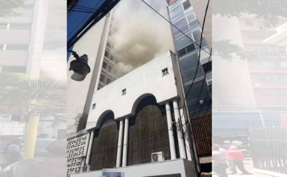 Las imágenes del incendio provocaron terror en los capitalinos que abandonaron pronto sus lugares de trabajo.