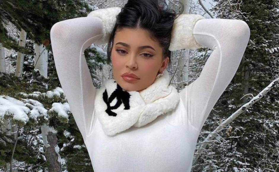 Pocos conoce que la celebridad es hábil esquiadora, un deporte que que practica a menudo. Es por esto que el fin de semana pasado ha inaugurado la temporada navideña disfrutando de un viaje a la nieve.<br/><br/>Durante su viajo Kylie lució una variedad de accesorios vintage de Chanel valorados en miles de dólares para lanzarse a las pistas de esquí.