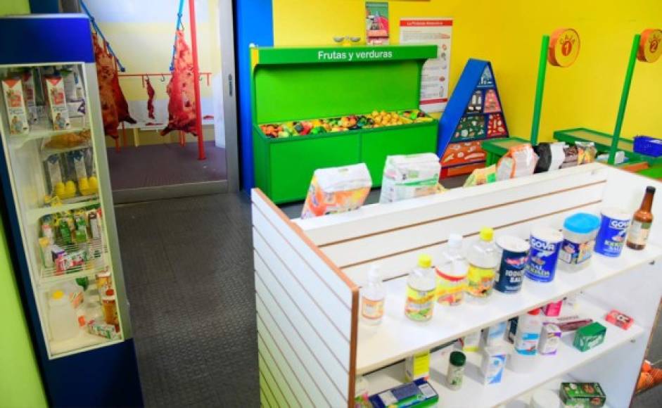 En la sala de aprende jugando también hay un supermercado de múltiples elementos que fascina a los menores de edad.