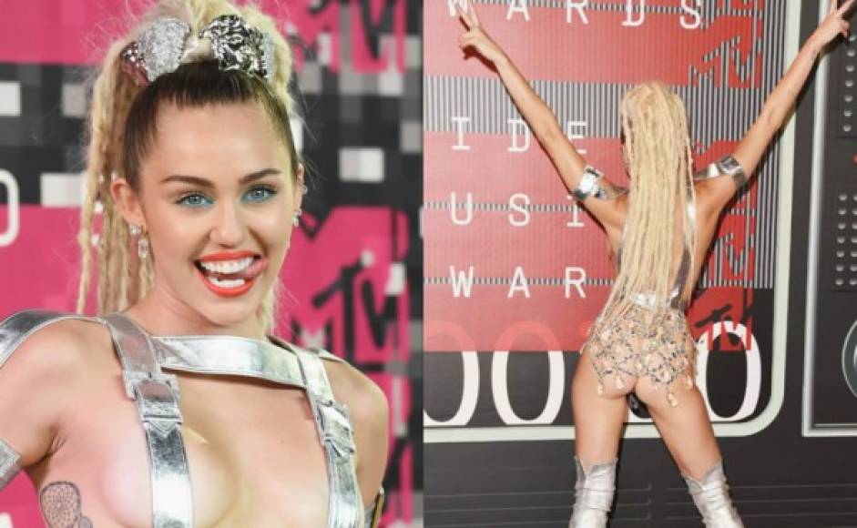 Miley Cyrus llegó a la alfombra de los MTV prácticamente sin ropa interior en un look plateado de Jeremy Scott.
