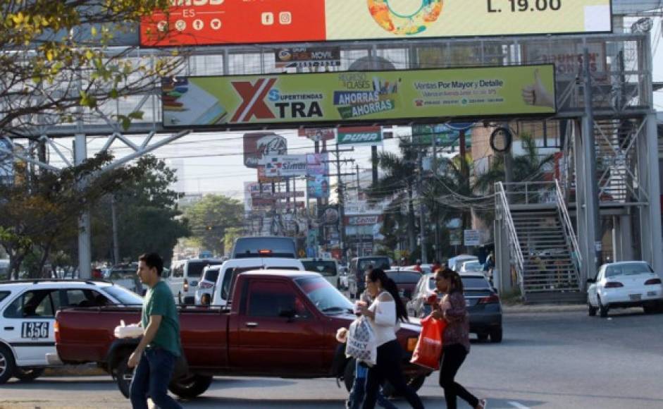 IMPRUDENCIA. En el bulevar salida a La Lima, hay un puente peatonal pero ya se han reportado varios accidentes entre peatones y automóviles por la falta de uso, según la Policía de Tránsito.