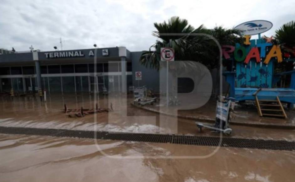 Los aeropuertos también resultaron afectados con las inundaciones.