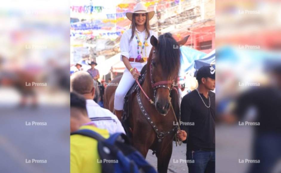 Las mujeres presentes en la feria, no solo contagiaron por su belleza, también por su carisma y alegría. Foto: Melvin Cubas.