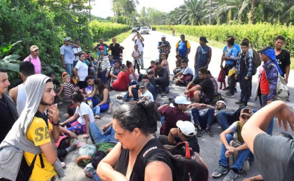 Con mochilas en la espalda, cerca de 1.000 personas, hombres y mujeres, algunos con niños en brazos y coches, se aglomeraron desde la tarde del martes en la estación de buses de San Pedro Sula, 180 km al norte de Tegucigalpa.