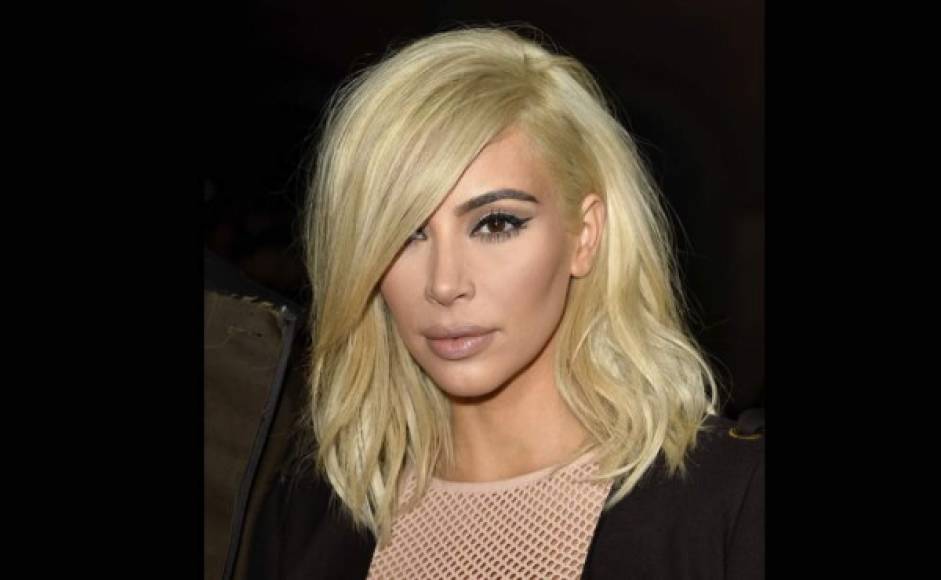 Kim Kardashian sorprendió con su nuevo color de cabello rubio.