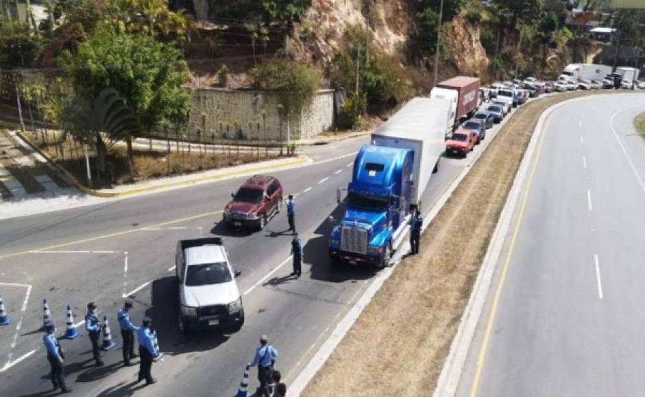 Las autoridades se instalaron en las calles que conducen hacia el sector de la colonia Lincoln para evitar que los habitantes salieran.