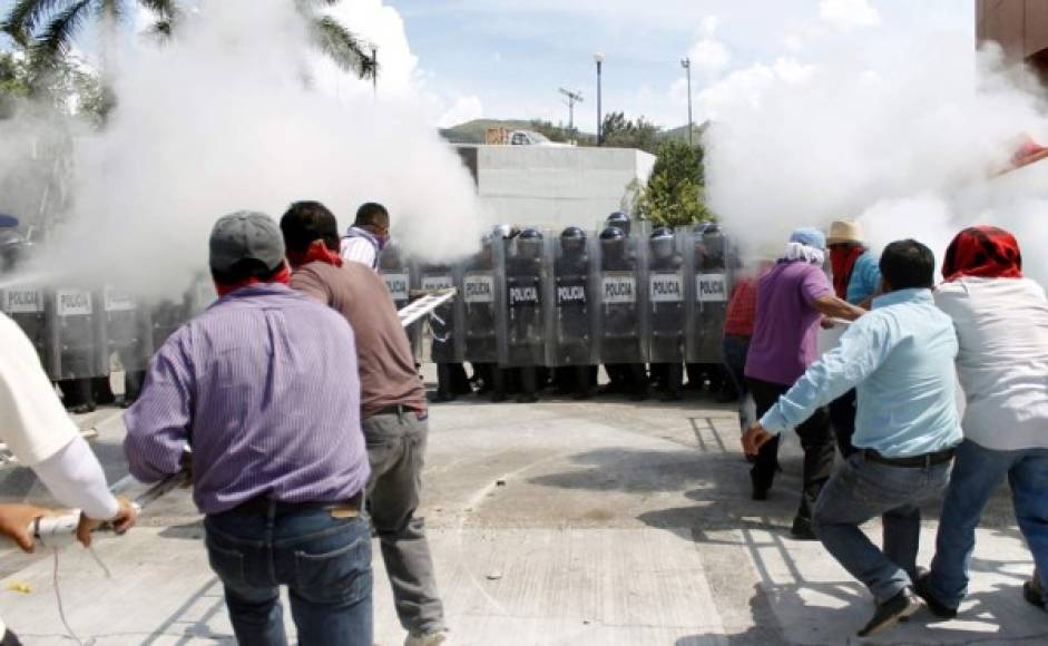 Los profesores se enfrentan con la policía antidisturbios en el congreso del estado de Guerrero.