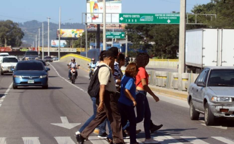 Según estudios hechos en la ciudad, se necesitan al menos 18 puentes peatonales para aliviar el caos vehicular y sobre todo proteger a los ciudadanos. En el bulevar del norte de San Pedro Sula, existen estaciones de bus que obligan a cruzar la calle a los sampedranos, arriesgando su vida.