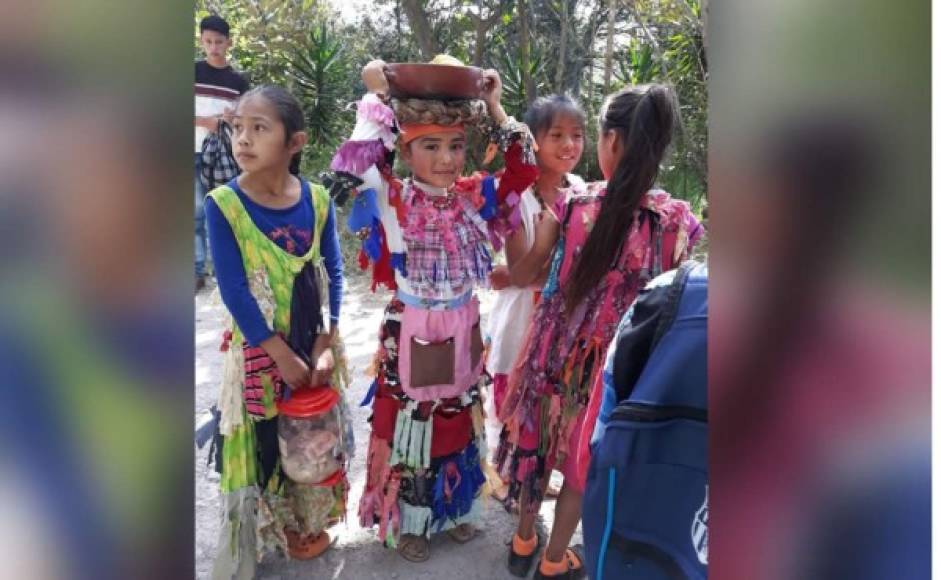 Con un colorido desfile los pobladores de Gualcinse, municipio del departamento de Lempira, inauguraron el mes la Identidad.