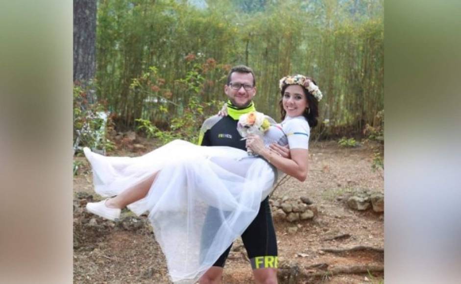 Vanessa Mejía (33) y Conrado Padilla (42) rompieron el protocolo y código de vestimenta nupcial al casarse con su indumentaria de ciclistas. Su historia se ha vuelto viral. Así fue la boda religiosa en imágenes.