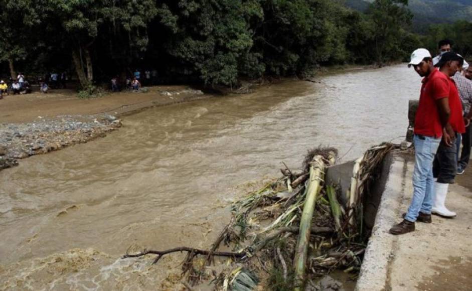 El organismo de protección civil anunció que un grupo de rescate acuático se ha desplazado a los sectores de Ciudad Planeta y la Rivera Hernández, en el norte, a 'evacuar familias' que quedaron atrapadas en los techos de sus hogares y en otros puntos altos debido a las inundaciones.