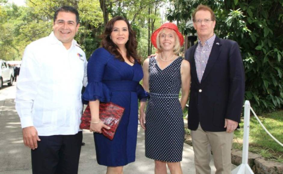 La pareja presidencial, Juan Orlando y Ana Hernández, con los embajadores y anfitriones Kristin y James Nealon.