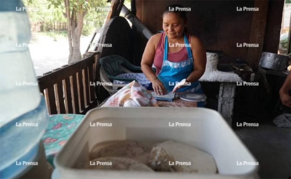 La mamá de Gerson se levanta temprano para preparar los paquetes de tortillas que venderá durante el día.