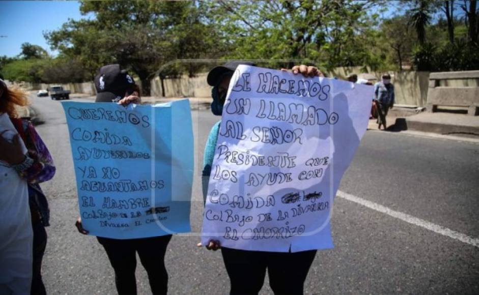 'Queremos comida, ayúdennos, ya no aguantamos el hambre', decía uno de los rótulos que portaban.