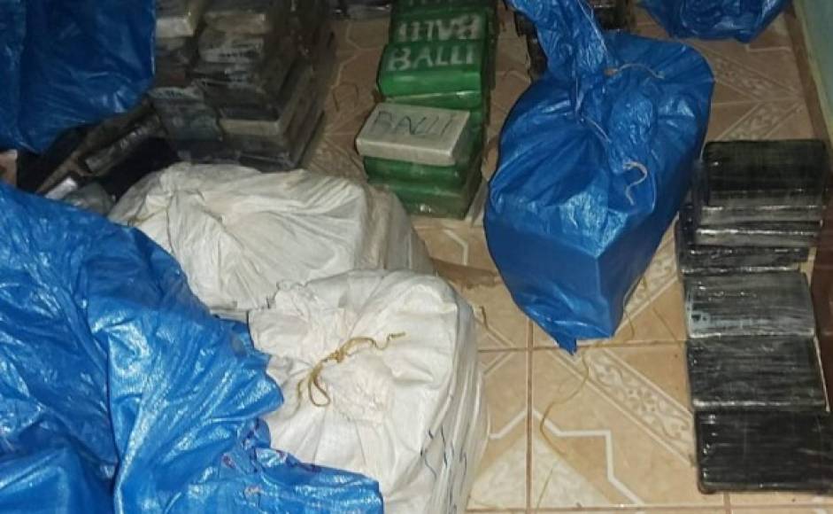 Aparte de los sacos con droga, las autoridades también encontraron armas de fuego.