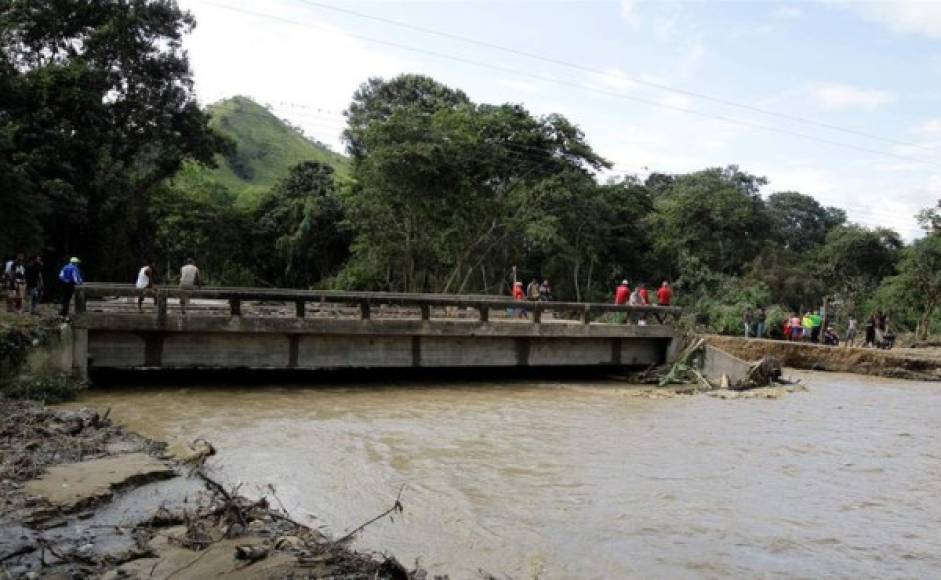 Son muchos los afectados y aislados en Honduras por Iota, que el lunes llegó a Nicaragua convertido en huracán categoría 5 en la escala Saffir-Simpson y entró el martes a territorio hondureño por el sur del departamento de El Paraíso, en el oriente del país, cruzando los sureños departamentos de Choluteca y Valle, hasta entrar a El Salvador.