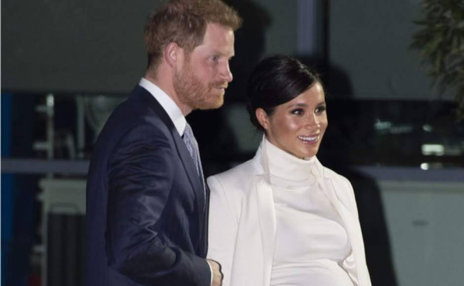 La duquesa de Sussex y su esposo, el príncipe Harry, visitaron hoy el Museo de Historia Natural para ver la obra teatral The Wider Earth.<br/><br/>La aparición de la futura madre se da días después de que su padre, Thomas Markle, volviera a poner su vida privada bajo el escrutinio público, algo que ha dado dolores de cabeza a la exactriz desde que se unió a la familia real.