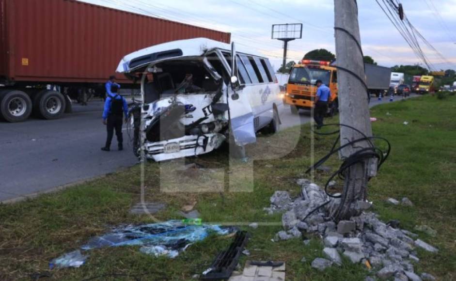 El conductor del autobús fue baleado por uno de los asaltantes, por lo que perdió el control del carro e impactó contra otro.