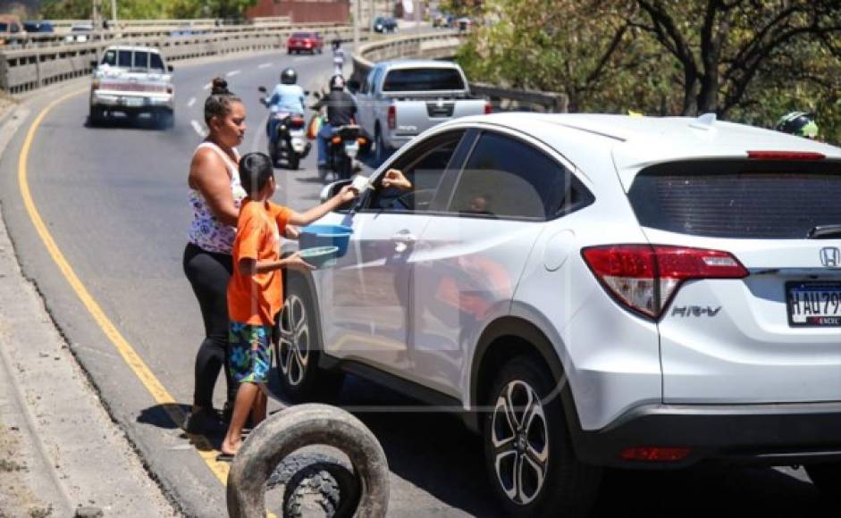 La mayoría de los conductores se desplazó durante un par de horas a gasolineras e instituciones bancarias bajo autorización del Gobierno.