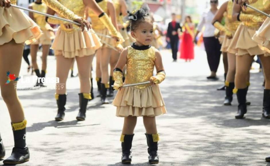 Una linda palillona se unió a las celebraciones patrias.