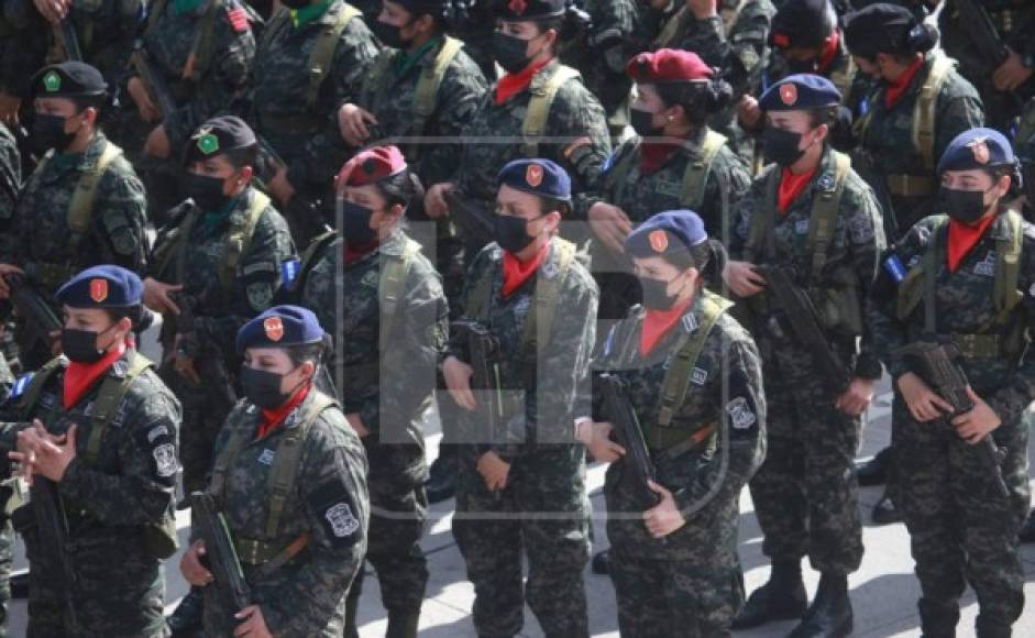 Militares mujeres durante los desfiles y aplicando las medidas de bioseguridad.