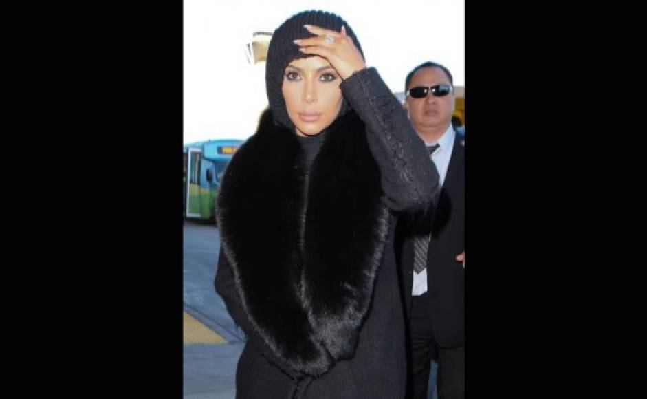 Kim Kardashian llegó misteriosa en el aeropuerto.