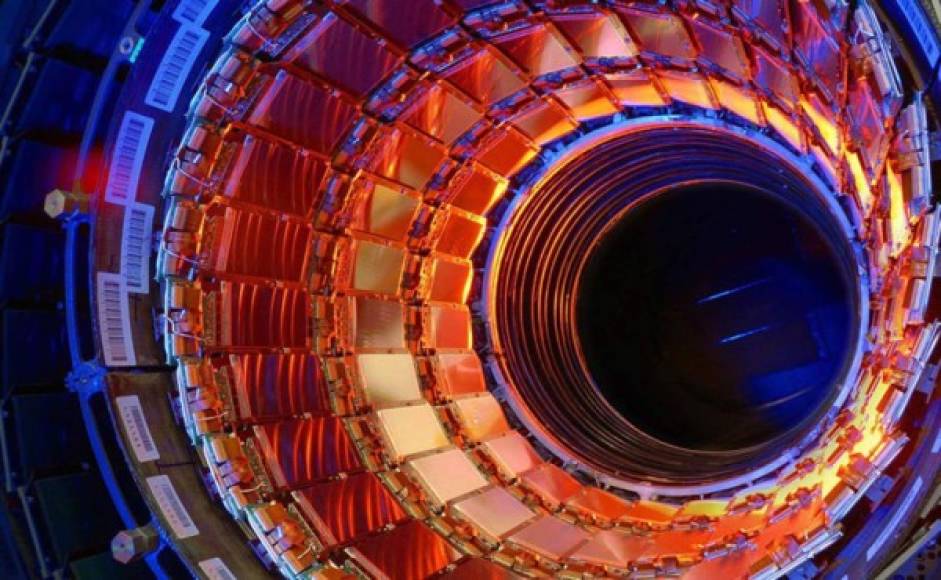 El 23 septiembre de 2015. Se creyó que la Organización Europea para la Investigación Nuclear (CERN) fallaría en un experimento hecho con el gran colisionador de hadrones, aumentando su potencia en un intento de abrir una especie de agujero o singularidad dimensional, lo que generaría una catástrofe.<br/>