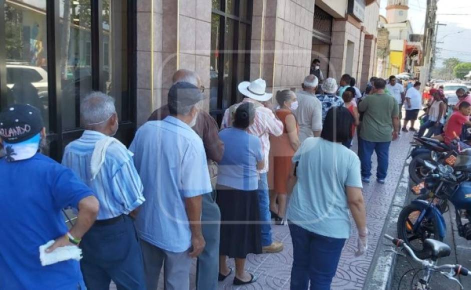 Personas de la tercera edad también hicieron filas largas en los establecimientos bancarios en La Ceiba.