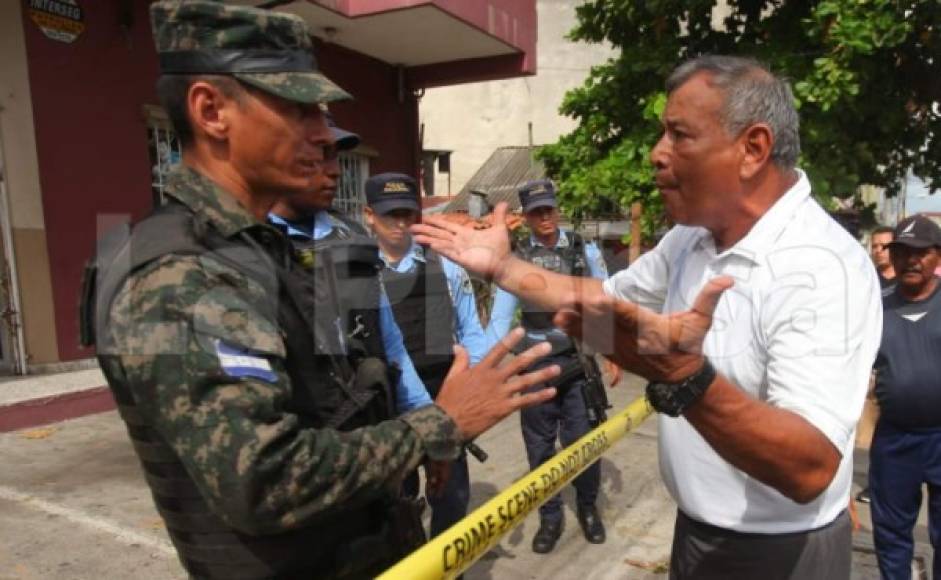 'Pucho' Osorio, hermano de Carlos Osorio, no se pudo controlar y reclamó a los policías para poder ver a Carlos Iván, pues su cadáver quedó en el interior de su negocio.