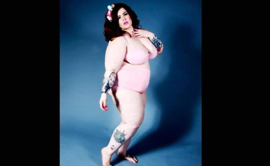 Tess Munster en una de las múltiples imágenes que ha compartido en las redes sociales, su gran altavoz para reivindicar las curvas.