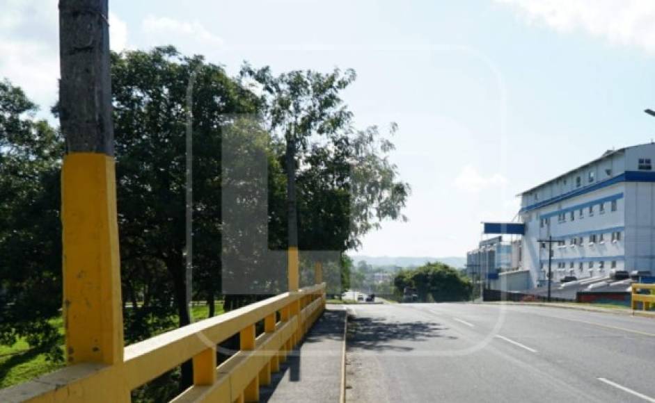 San Pedro Sula comienza a sufrir los efectos secundarios del covid-19. Las calles de la ciudad donde usualmente a tempranas horas se produce tráfico se encontraron vacías. Aquí el puente del bulevar Michelleti, al norte de la ciudad.