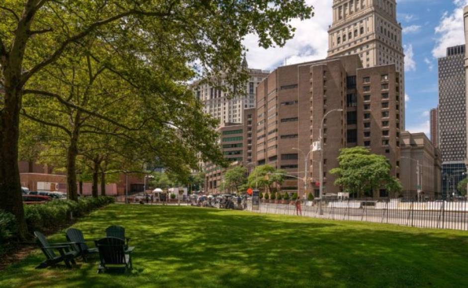 La cárcel federal de Manhattan, un edificio de 12 pisos de altura, está en el punto de mira, y es que meses atrás el narcotraficante mexicano la había descrito como una 'tortura física, emocional y mental'.